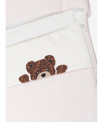 Fendi Baby Girls Bear Logo Nest in Pink de votre